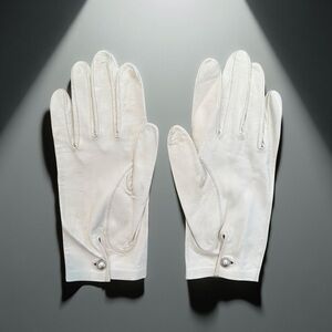 Elegant White Vintage Leather Gloves With Pearl Button